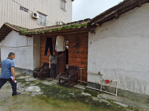 区委第二巡察组工作人员在龙塘镇沙溪新屋村现场查看老人居所.jpg